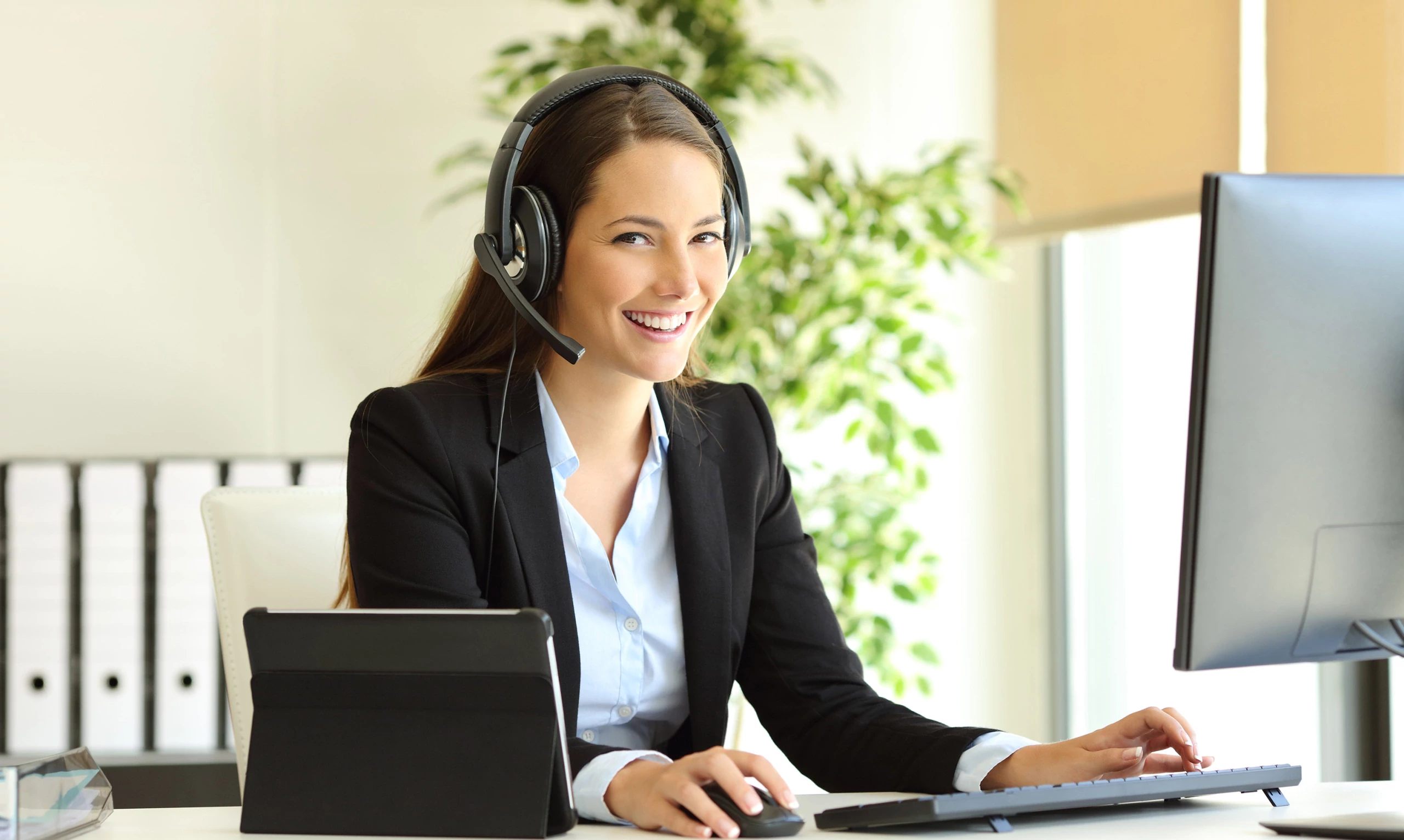 Une professionnelle travaillant sur un ordinateur portable, illustrant la gestion administrative et les démarches AVS en ligne avec la CVCI.