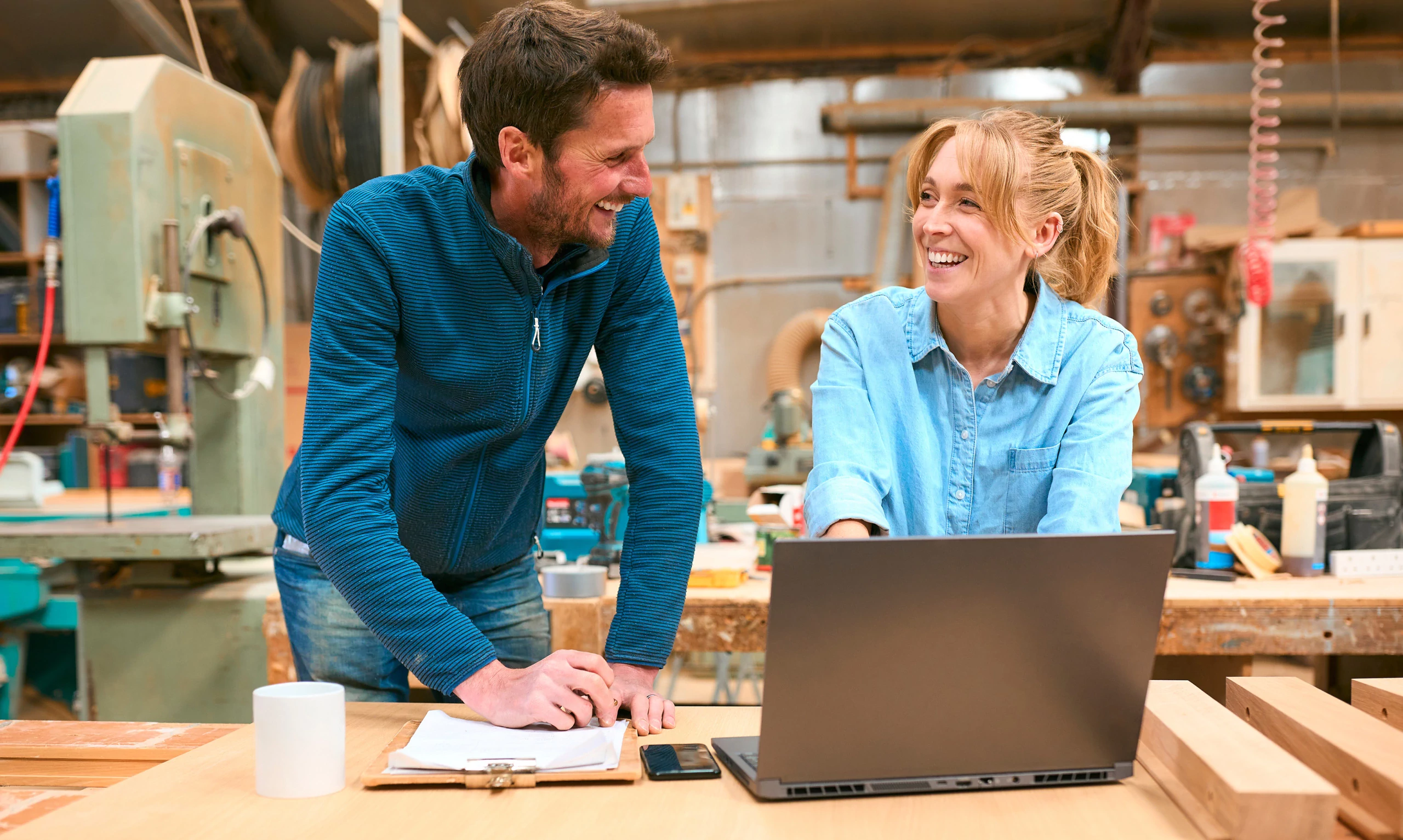 Une professionnelle travaillant sur un ordinateur portable, illustrant la gestion administrative et les démarches AVS en ligne avec la CVCI.