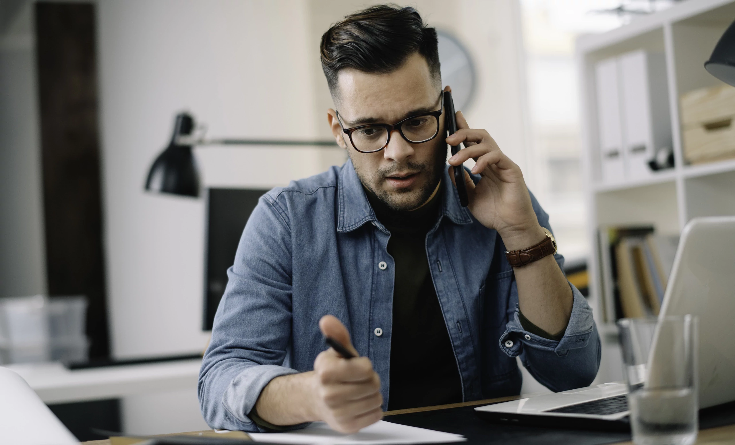 Personne travaillant sur un ordinateur afin de transmettre les demandes APG et la perception des allocations à la place d'un employé.